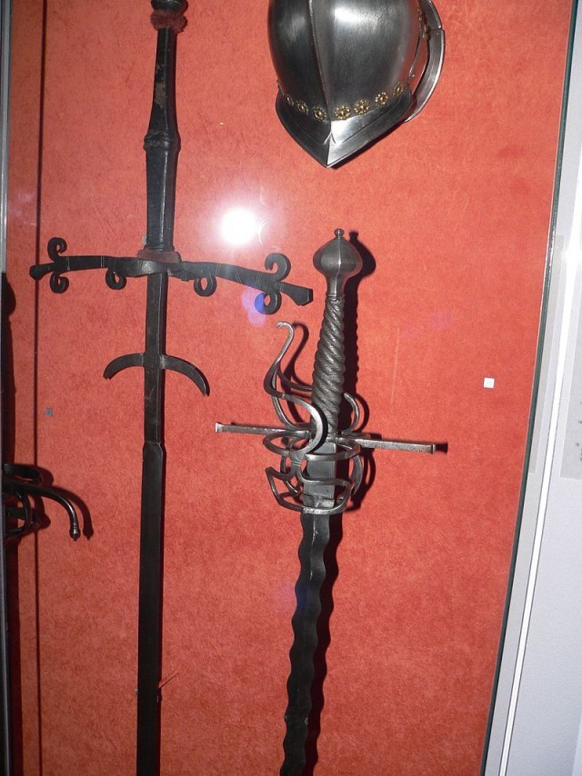 2. Фламберг (двуручный или полуторный меч с клинком волнистой формы) 