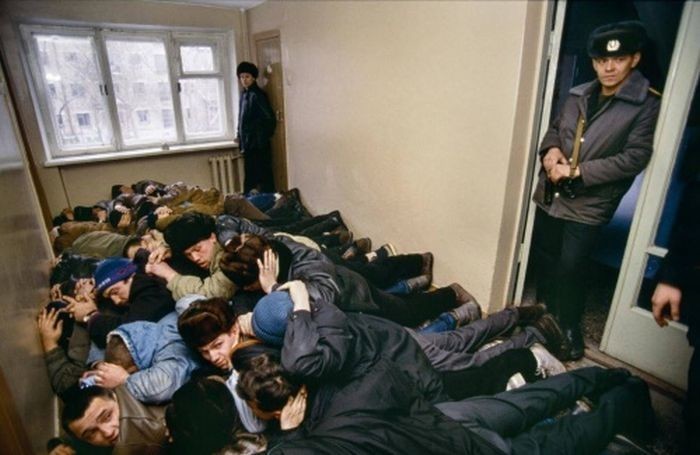 Задержанные бандиты из группировки "Уралмаш" лежат вповалку перед допросом, 1992 год, Россия