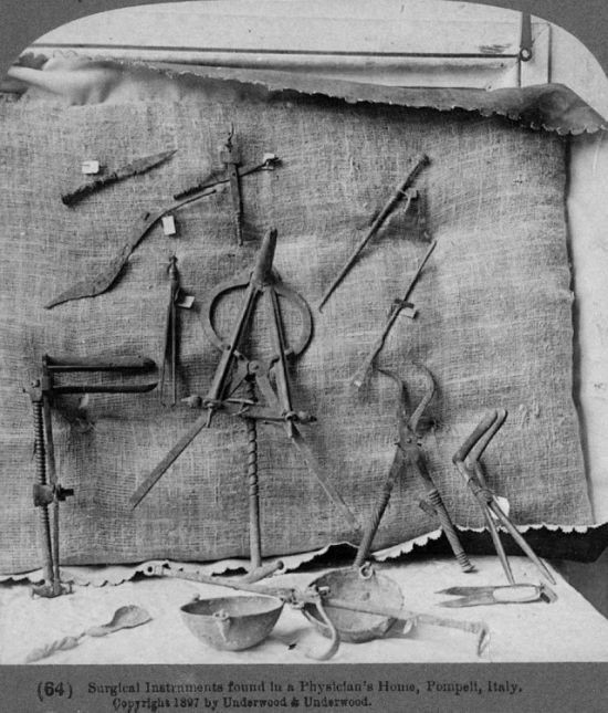  Римские хирургические инструменты, найденные в доме врача в Помпеях, Италия, I век