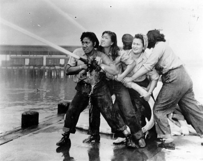 Женщины-пожарные в Перл-Харбор, 1941 год