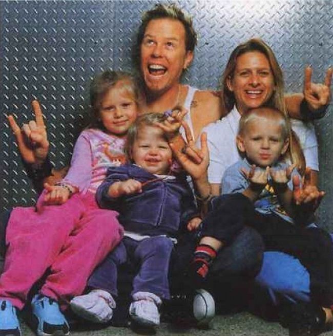  Вокалист группы "Metallica" Джеймс Хэтфилд со своей семьей. 1990-е. 