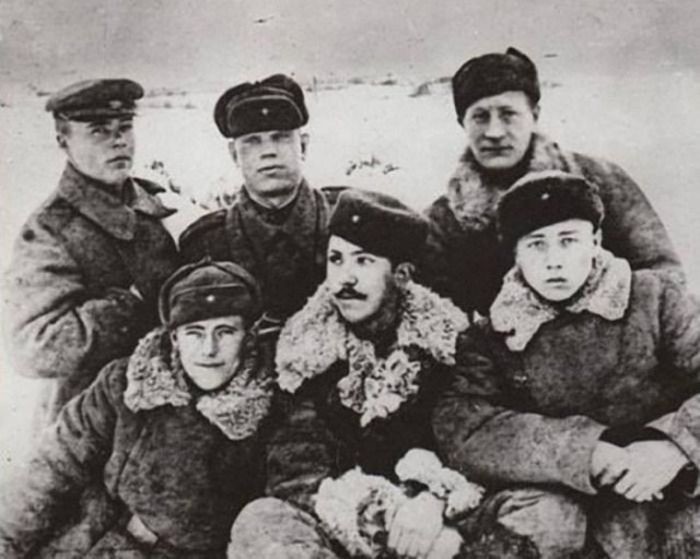 Командир отделения разведки старший сержант Юрий Никулин на войне с боевыми товарищами, 1940-е