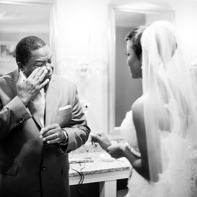 Слёзы и искренняя радость отцов, впервые увидевших своих дочерей в свадебных платьях  