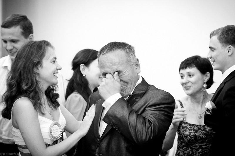 Слёзы и искренняя радость отцов, впервые увидевших своих дочерей в свадебных платьях  