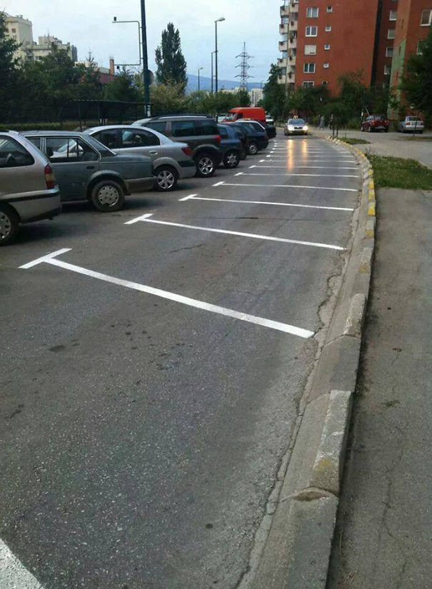 Народ сам решает, как парковаться!
