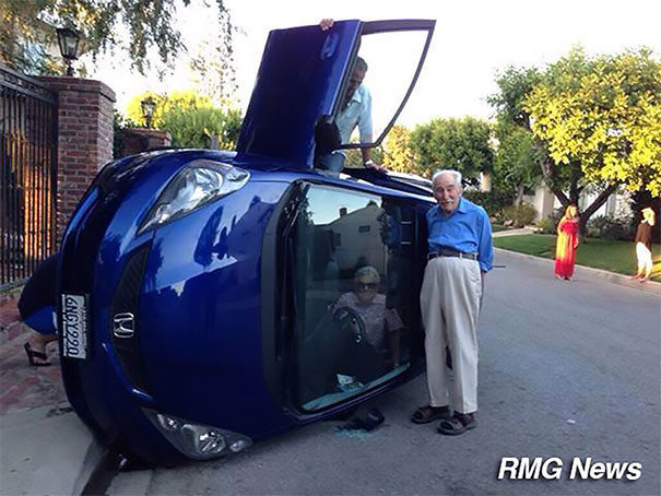 Пожилая пара делает селфи на фоне перевернувшейся машины. Женщина пока еще зажата внутри