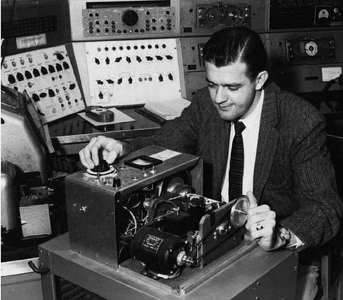 Первый барабанный сканер SEAC*, Рассел Кирш и пульт управления сканера фоном. 1957 год, США 