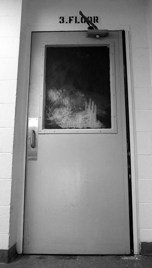Дверь кампуса Сетон Холла после пожара, 2000 год, Нью Джерси, США 