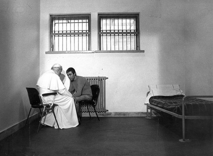 Папа Римский Иоанн Павел II и стрелявший в него турецкий террорист Мехмет Али Агджа. 1983 год