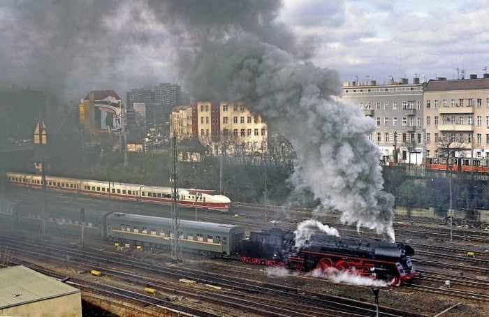 Поезд Берлин–Саратов отправился со станции Берлин–Лихтенберг в Берлине, 2 апреля 1994 года, ФРГ 