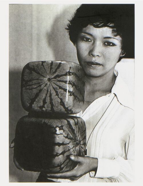  Графический дизайнер Томоюки Оно демонстрирует кубические арбузы, 1978 год, Япония 