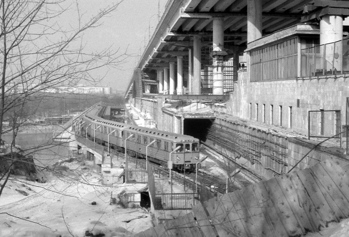 Поезд Московского метрополитена проследует закрытую на ремонт станцию Ленинские горы по временному боковому мосту, 27 марта 1987 года, СССР