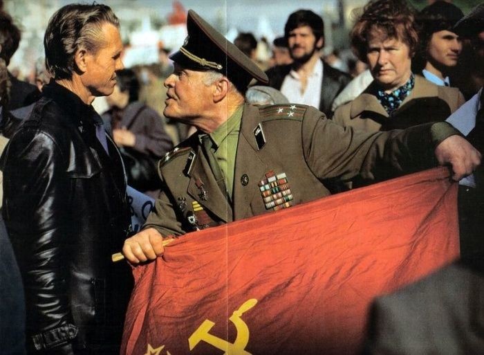 Сторонник советской власти (в военной форме) что–то кричит противнику советской власти, 1990 год, СССР 
