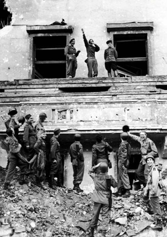 Солдат пародирует Гитлера, 1945 год, Берлин 
