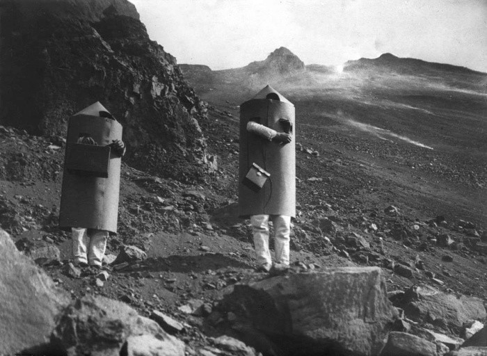 Вулканолог Арпад Кернер со своим помощником в защитных костюмах возле кратера вулкана Стромболи, 1933 год, Италия