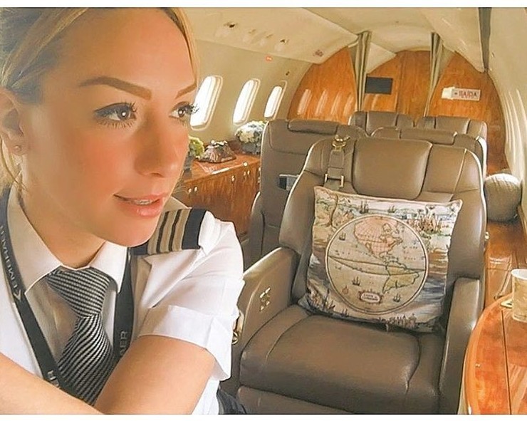 Один из плюсов работы пилотом - есть возможность сфотографироваться в салоне личного самолета, и Алехандра вовсю пользуется этим