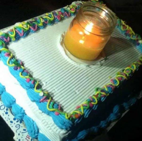 Свеча на торте 