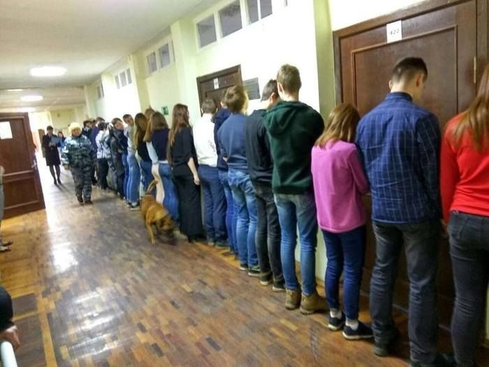 Детей из Сестрорецка выстроили лицом к стене во время акции по борьбе с наркотиками