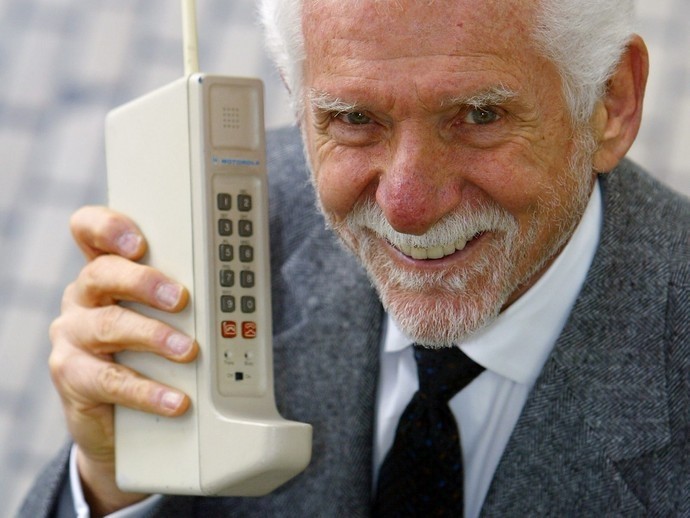 3 апреля 1973 года был сделан первый звонок с мобильного телефона
