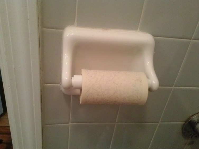 Когда муж перепутал туалетную бумагу с чистящим валиком