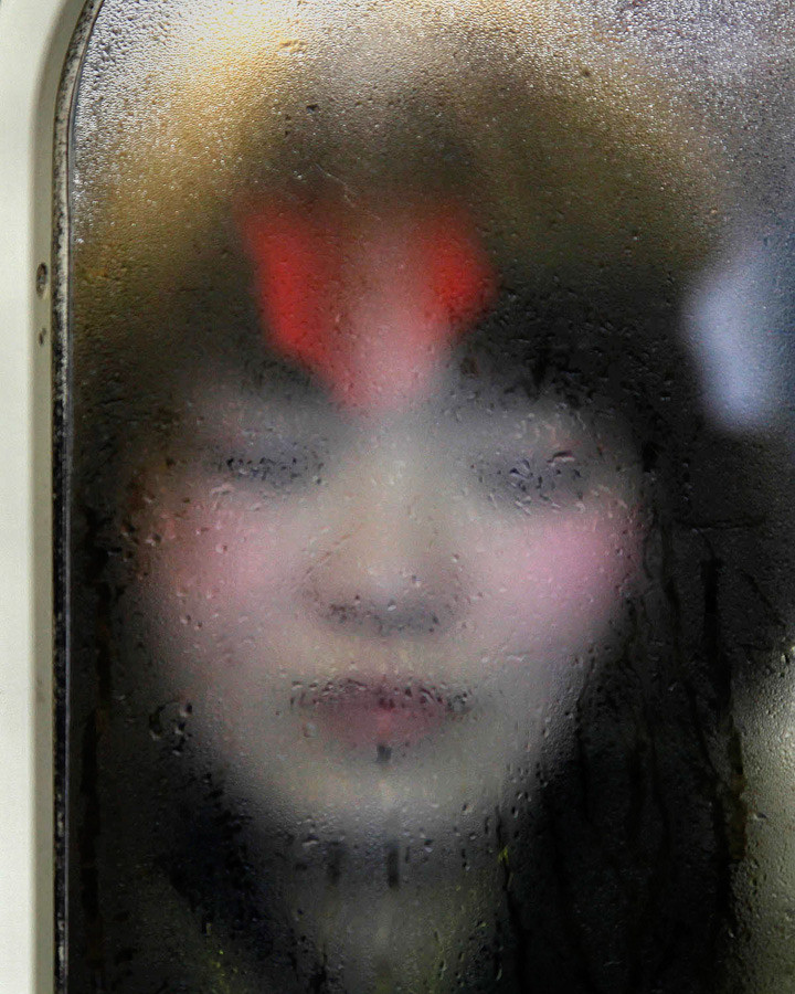 Токийское метро в час пик в фотографиях Майкла Вульфа