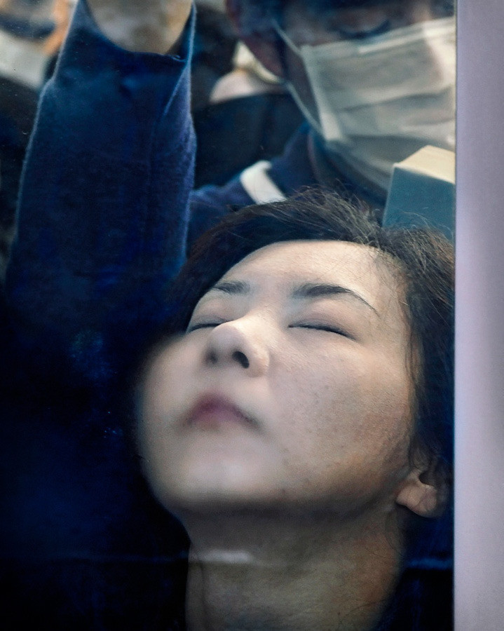 Токийское метро в час пик в фотографиях Майкла Вульфа