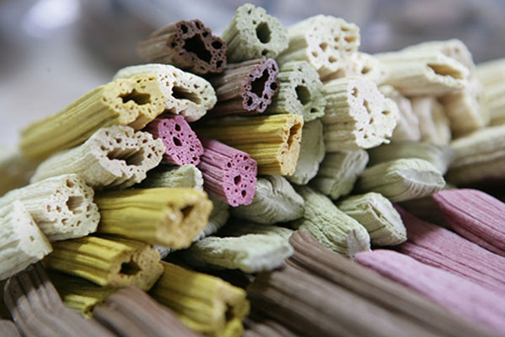 2. Ёт — разновидность хангва, корейских традиционных сладостей. Ёт бывают как твердыми, так и жидкими, а также с начинками. Ёт готовятся из парового риса, клейкого риса, клейкого сорго, кукурузы, батата или смеси этих зерновых