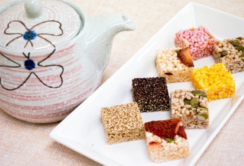7. Канчжон — квадратные конфеты из клейкого риса, их поливают медом и опускают в кипящее масло. Обычно используют бобы, корицу, кунжут. Традиционно такие угощения подают на памятных приемах