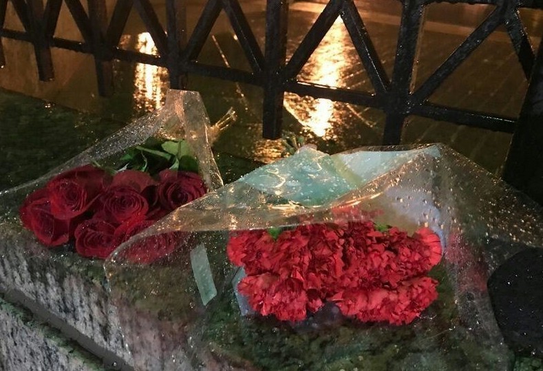 15. В Вашингтоне люди несут цветы к посольству России в память о жертвах взрыва 