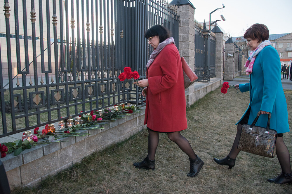 9. К посольству России в Беларуси минчане приносят цветы, чтобы выразить соболезнования семьям погибших