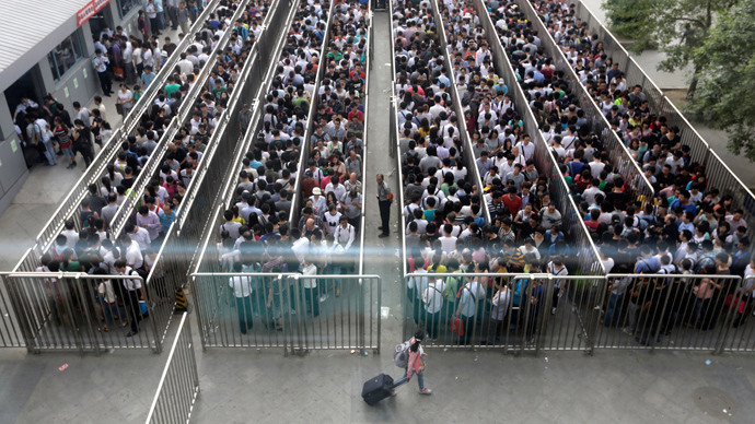 Смотрите, как было в Пекине, когда там в метро только ввели "аэропортовый" досмотр.