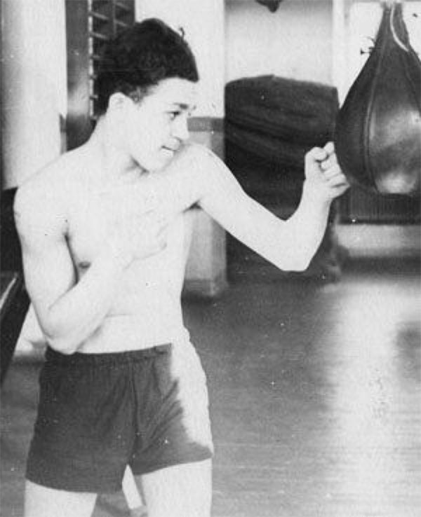 Спортивное прошлое и у Иосифа Кобзона. Он во время учебы в Днепропетровском горном техникуме увлёкся боксом, и выиграл первенство Днепропетровска среди юношей.