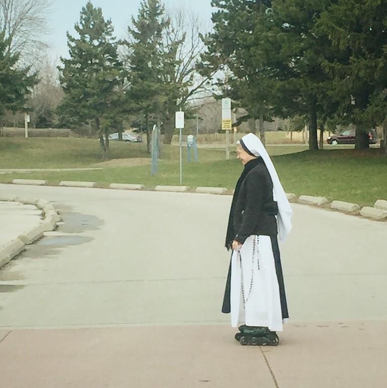 Монахиня на роликах 