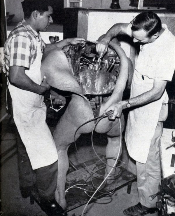 Ремонт механического пещерного человека. Он входил в часть экспозиции на выставке 1963 года в Нью-Йорке в павильоне Форда. 