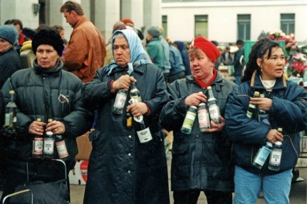 Торговля водкой подле Ярославского вокзала в Москве, 1992 год 