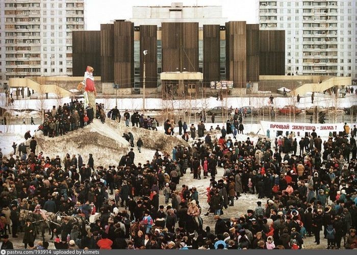 Масленица у Дворца искусств в Нижневартовске, 1993.