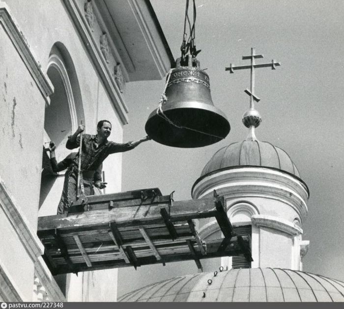 Во многих городах снова начинают работать церкви. В 1991 году колокол установили на колокольне Никольского собора в Омске. 