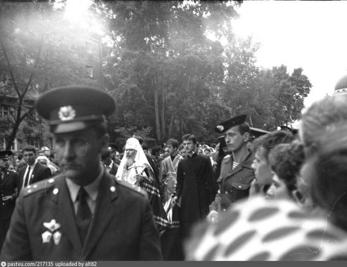 Обретение мощей преподобного Серафима Саровского. Алексий II, избранный патриархом ещё в 1990-м году, возглавляет процессию. Нижний Новгород, 1 августа 1991 года. 