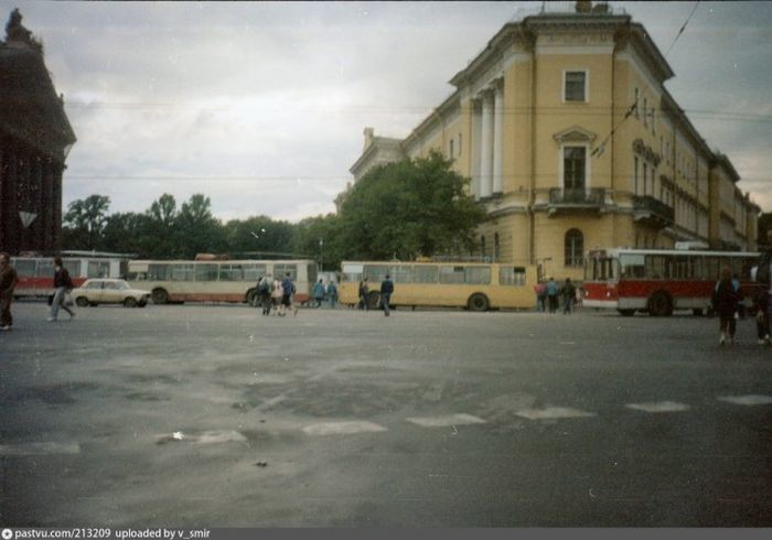 Баррикада из троллейбусов на Исаакиевской площади.