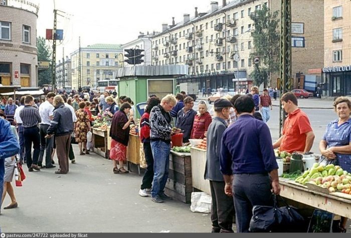 Центральный рынок Петрозаводска. На заднем плане виднеется какая-то вывеска на финском. 