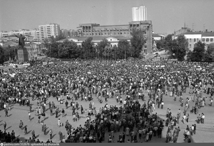 Митинг против путчистов на площади 1905 года. Август 91-го, Свердловск. 