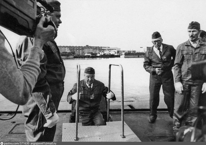 Первый президент России Борис Ельцин на подводной лодке К-456 "Касатка"