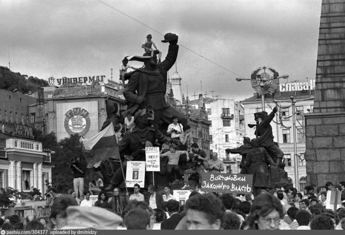 Август 91-го. Против ГКЧП в те дни митинговали во всех крупных городах. 