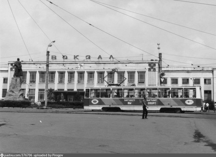 У вокзала Хабаровска, 1991 