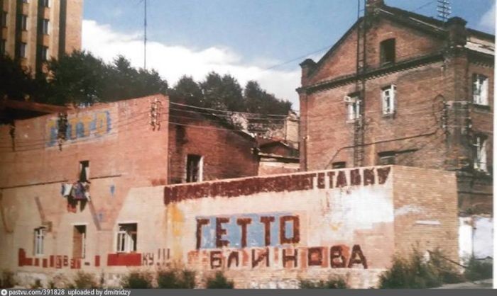 Жители бывшего владивостокского "чайнатауна", Миллионки, выразили благодарность мэру Евгению Блинову с помощью граффити.