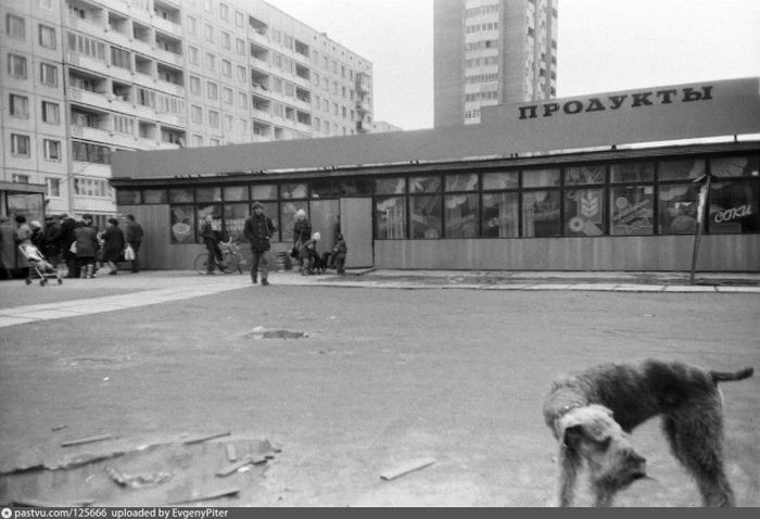 Типичное народное прозвище магазинов середины 80-х – середины 90-х – "стекляшка". Эта находилась на проспекте Луначарского. Санкт-Петербург, 1992 год. 