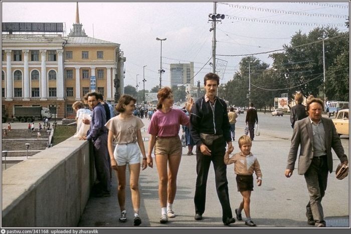 Кто же знал тогда, что мода на джинсы и шорты с высокой талией снова вернётся через 20 лет... Проспект Ленина, Екатеринбург, 1992 год 