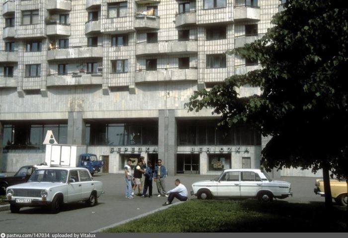 Уходящие в прошлое фарцовщики у магазина "Берёзка" на Васильевском острове в (тогда ещё) Ленинграде, 1991 год.