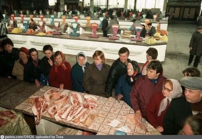 Центральный рынок Новокузнецка, 1991. Двумя годами ранее всё было куда мрачнее. 