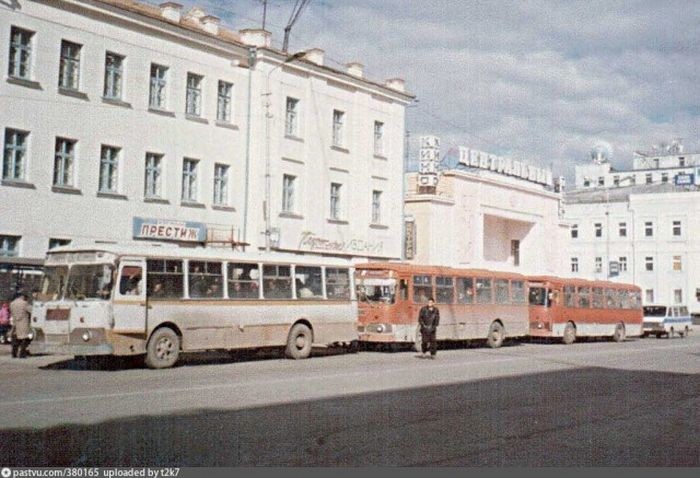 Модное в 90-х название для магазина – "Престиж". На этот раз в Якутске, на проспекте Ленина, рядом с советским магазином "Подписные издания". 